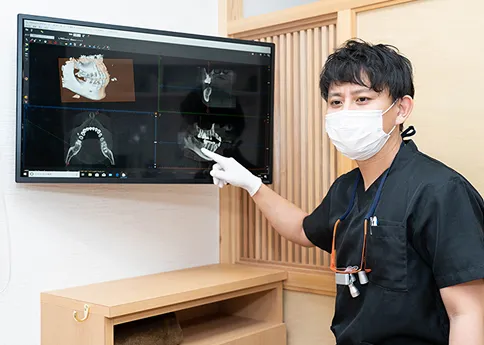 治療の選択肢を説明する歯科医師